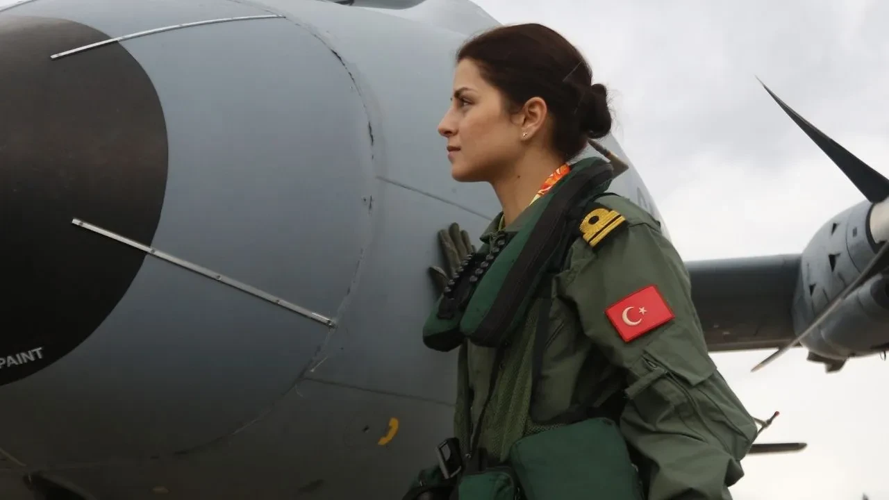 Türk Deniz Kuvvetleri'nde kadın eli! Deniz Üsteğmen Hilal Aydın bayrağımızı göklerde dalgalandıracak