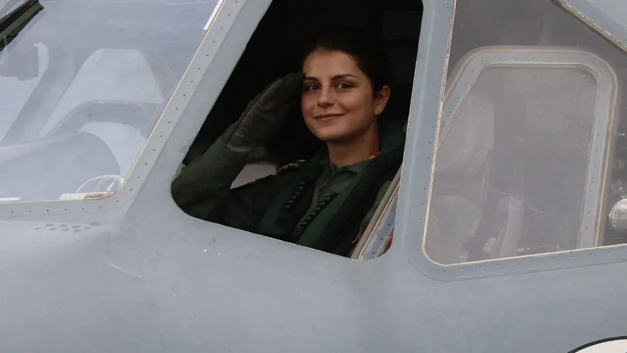 Türk Deniz Kuvvetleri'nde kadın eli! Deniz Üsteğmen Hilal Aydın bayrağımızı göklerde dalgalandıracak