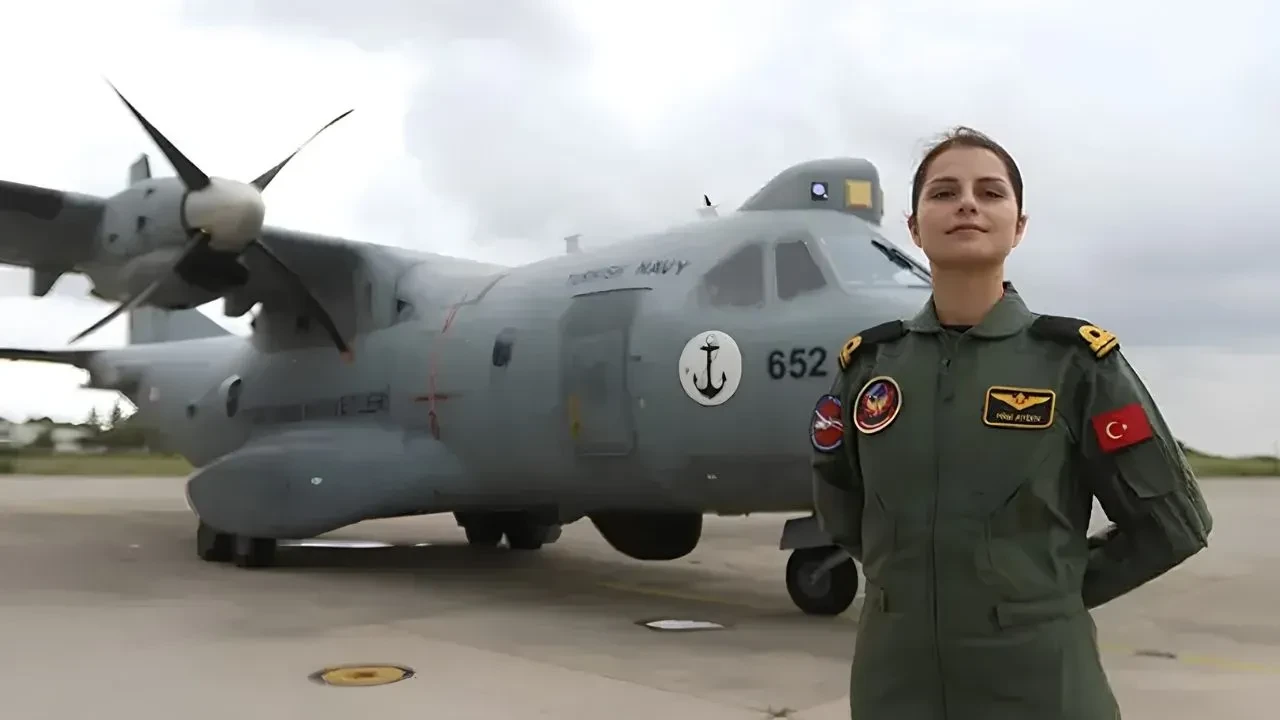 Türk Deniz Kuvvetleri'nde kadın eli! Deniz Üsteğmen Hilal Aydın bayrağımızı göklerde dalgalandıracak