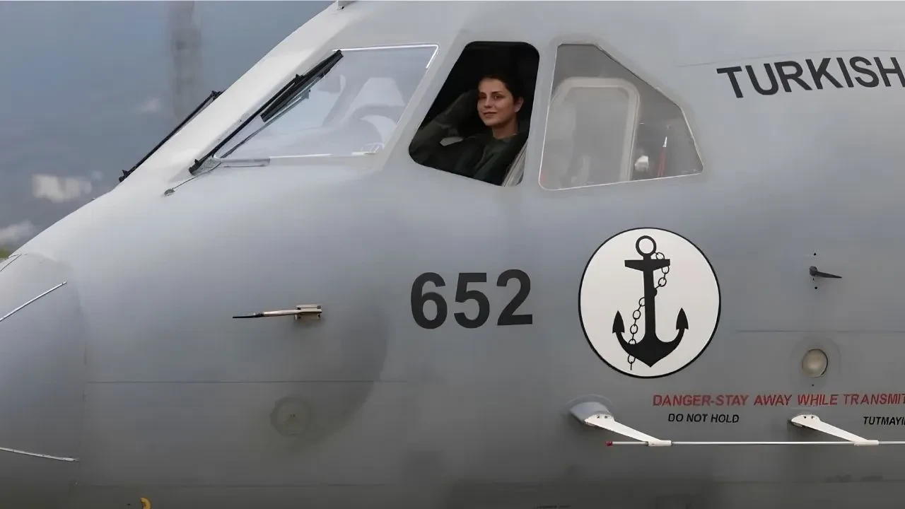 Türk Deniz Kuvvetleri'nde kadın eli! Deniz Üsteğmen Hilal Aydın bayrağımızı göklerde dalgalandıracak