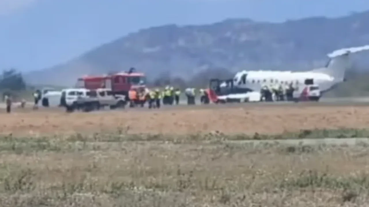 Uçak zebraya çarptı, iniş takımlarında arıza oldu! Tanzanya'da gövde üzerine acil iniş