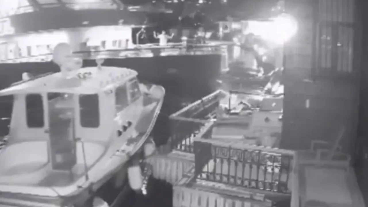 Üsküdar'da yolcu vapuru yalıya çarptı