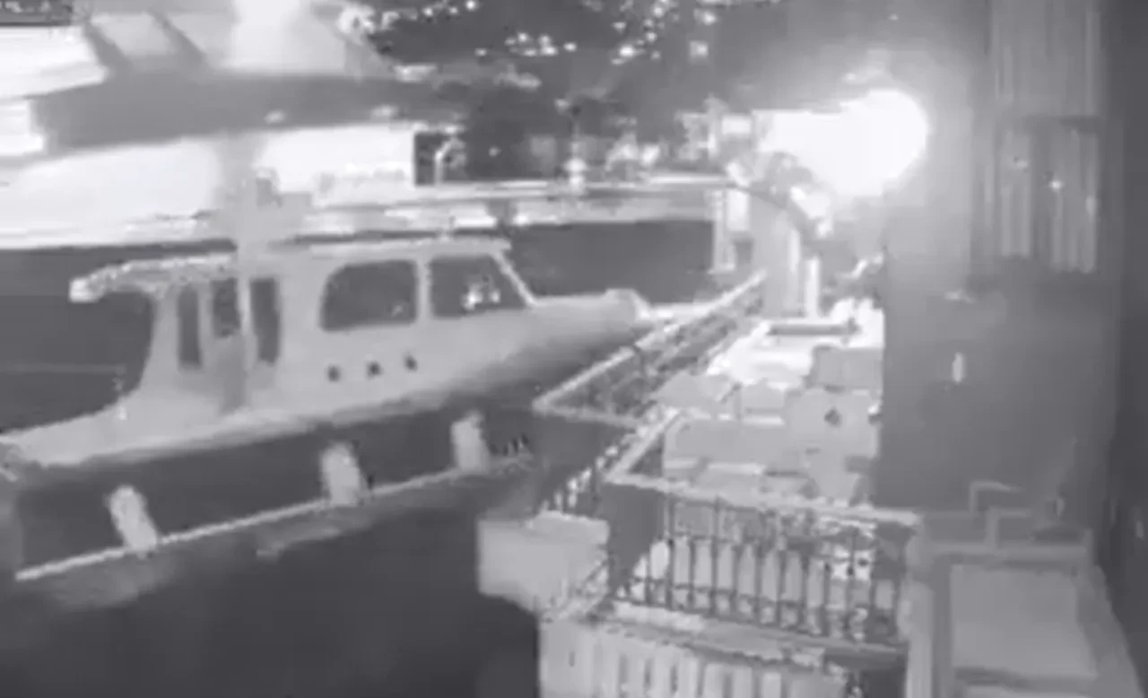 Üsküdar'da yolcu vapuru yalıya çarptı