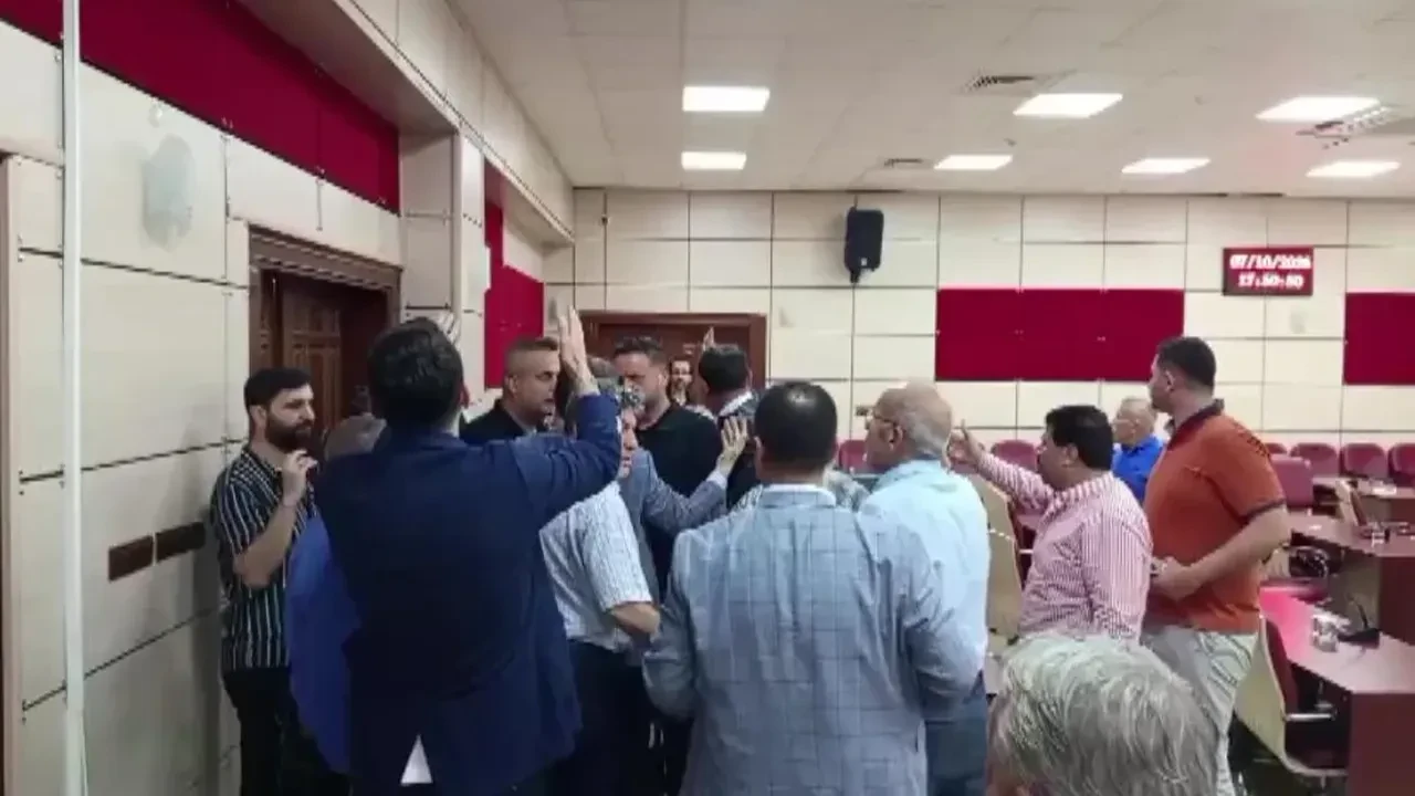 Yüreğir Meclisi'nde CHP'li iki üye karşı karşıya geldi: 