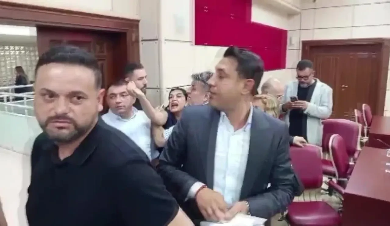 Yüreğir Meclisi'nde CHP'li iki üye karşı karşıya geldi: "Satılıksın" diyerek yumruk gösterdi