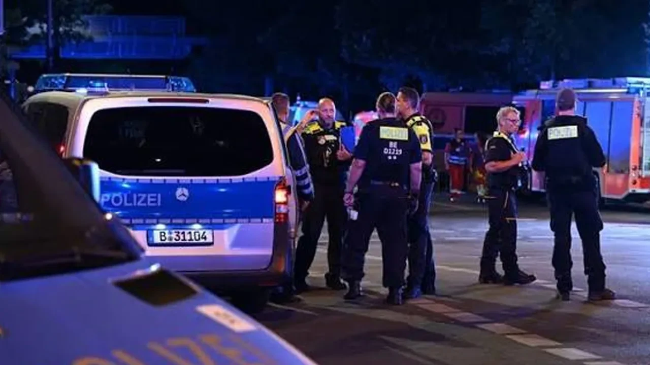 Almanya'da hatalı sollama yapan araç motosikletli gruba çarptı: 4 ölü