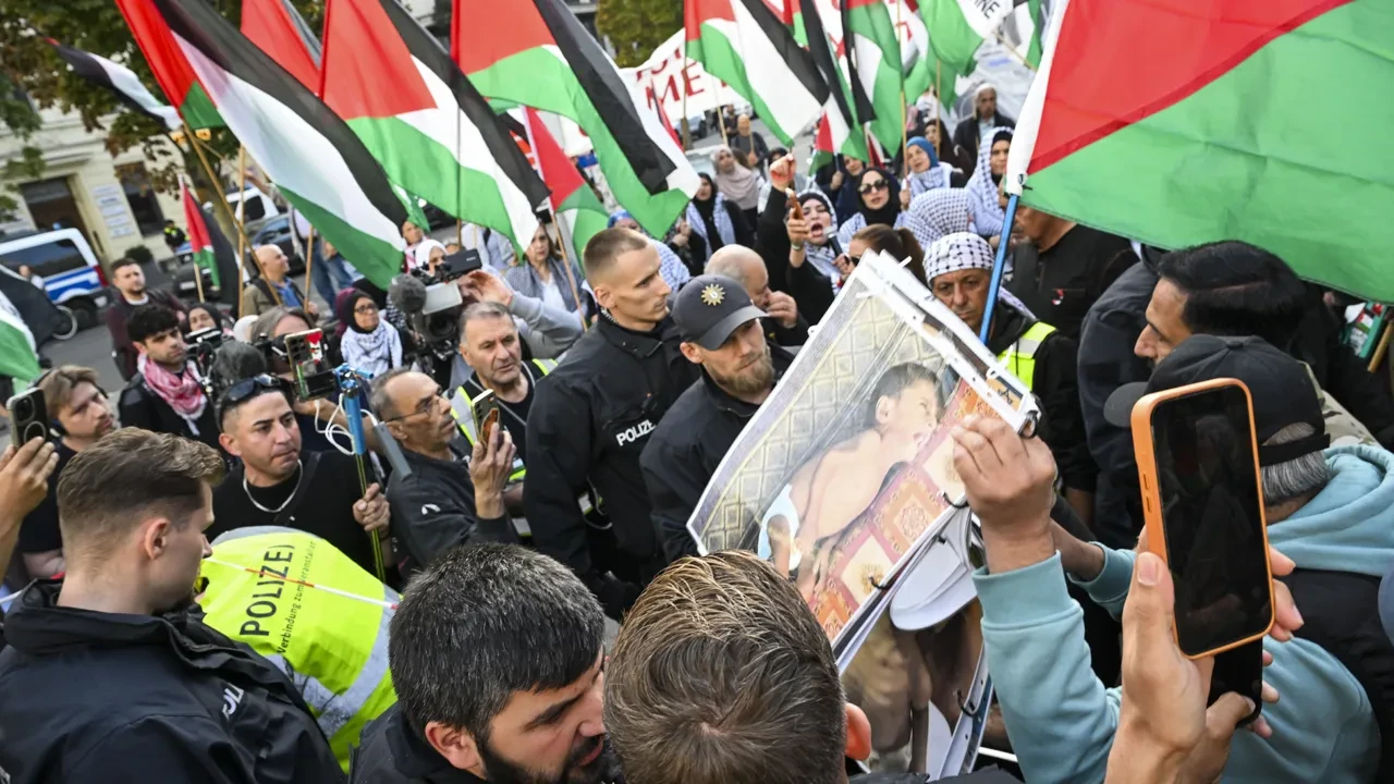 Berlin'deki Filistin gösterisine polisten sert müdahale: 30'dan fazla kişi gözaltına alındı