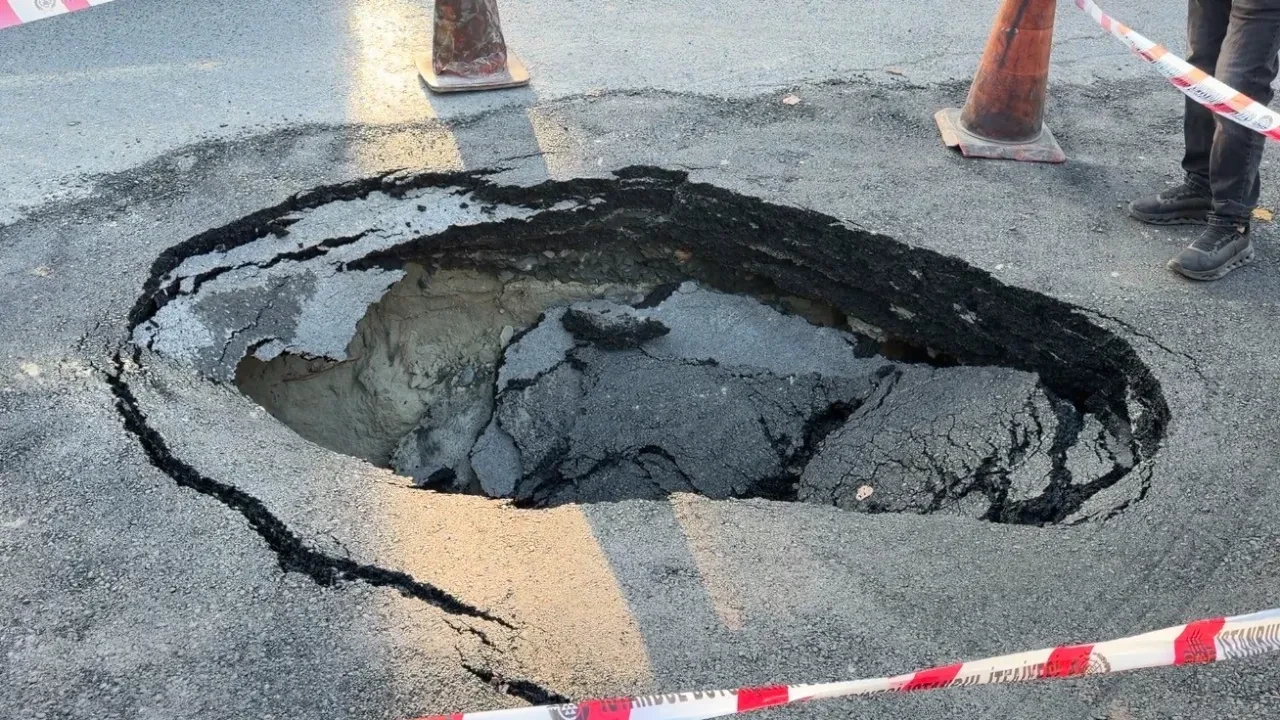 Beşiktaş'ta sabah yama yapılan yol akşam çöktü: Okul servisi bir anda çöktü