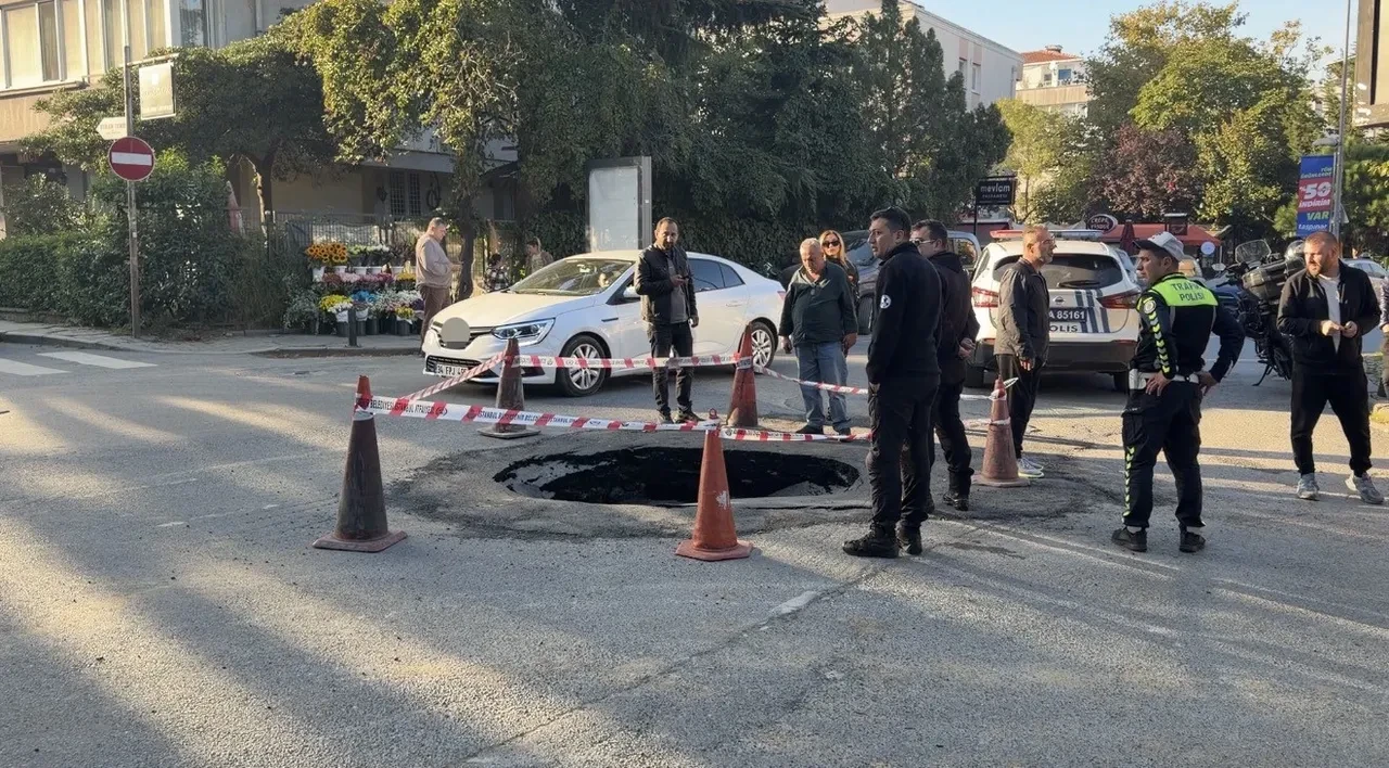 Beşiktaş'ta sabah yama yapılan yol akşam çöktü: Okul servisi bir anda çöktü