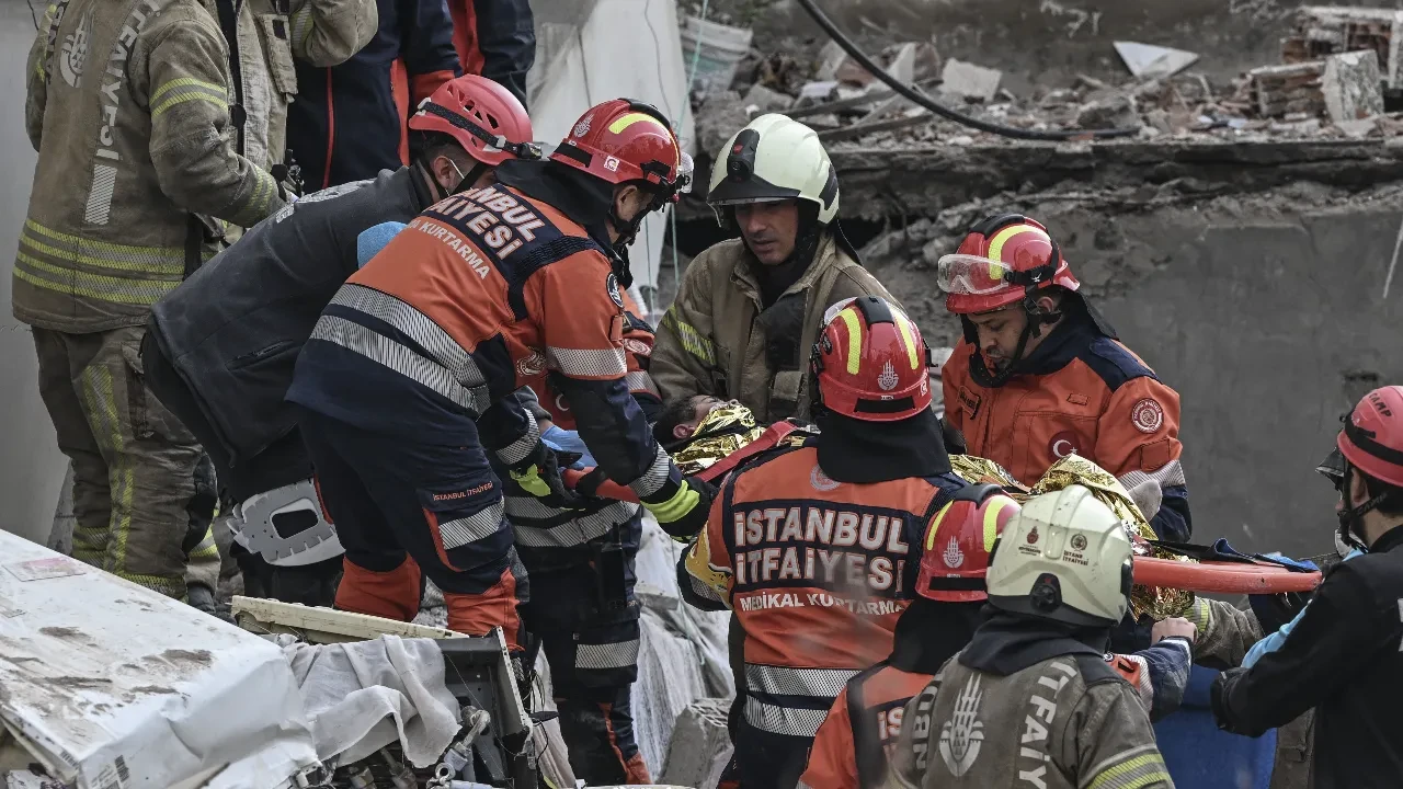 Çöken binada ekipler seferber: Enkazdaki çocuk böyle kurtarıldı