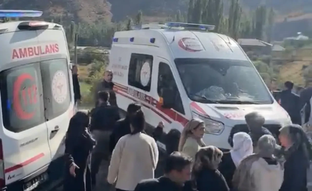 Hakkari'de araçlar kafa kafaya çarpıştı: 1 çocuk can verdi, 7 kişi yaralandı