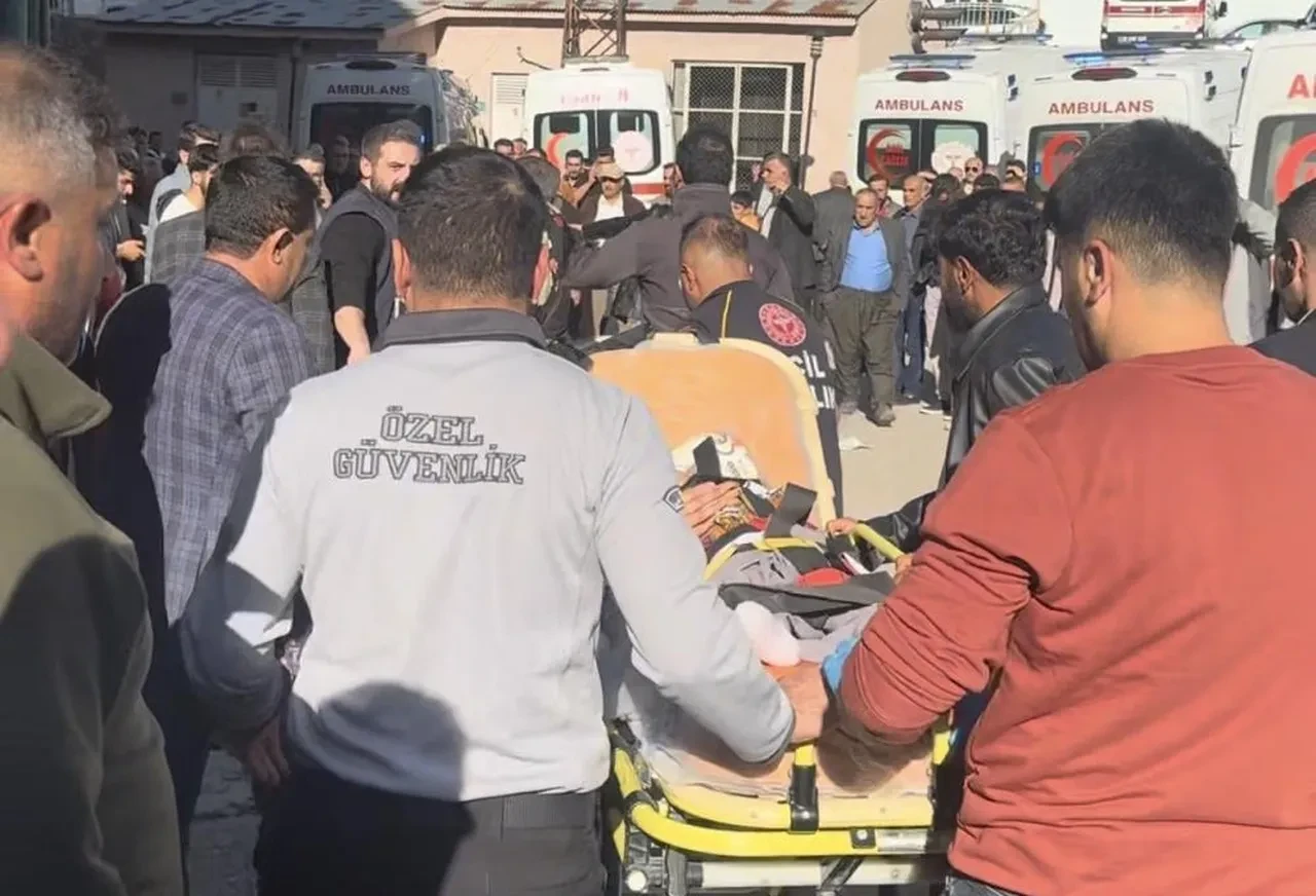 Hakkari'de araçlar kafa kafaya çarpıştı: 1 çocuk can verdi, 7 kişi yaralandı