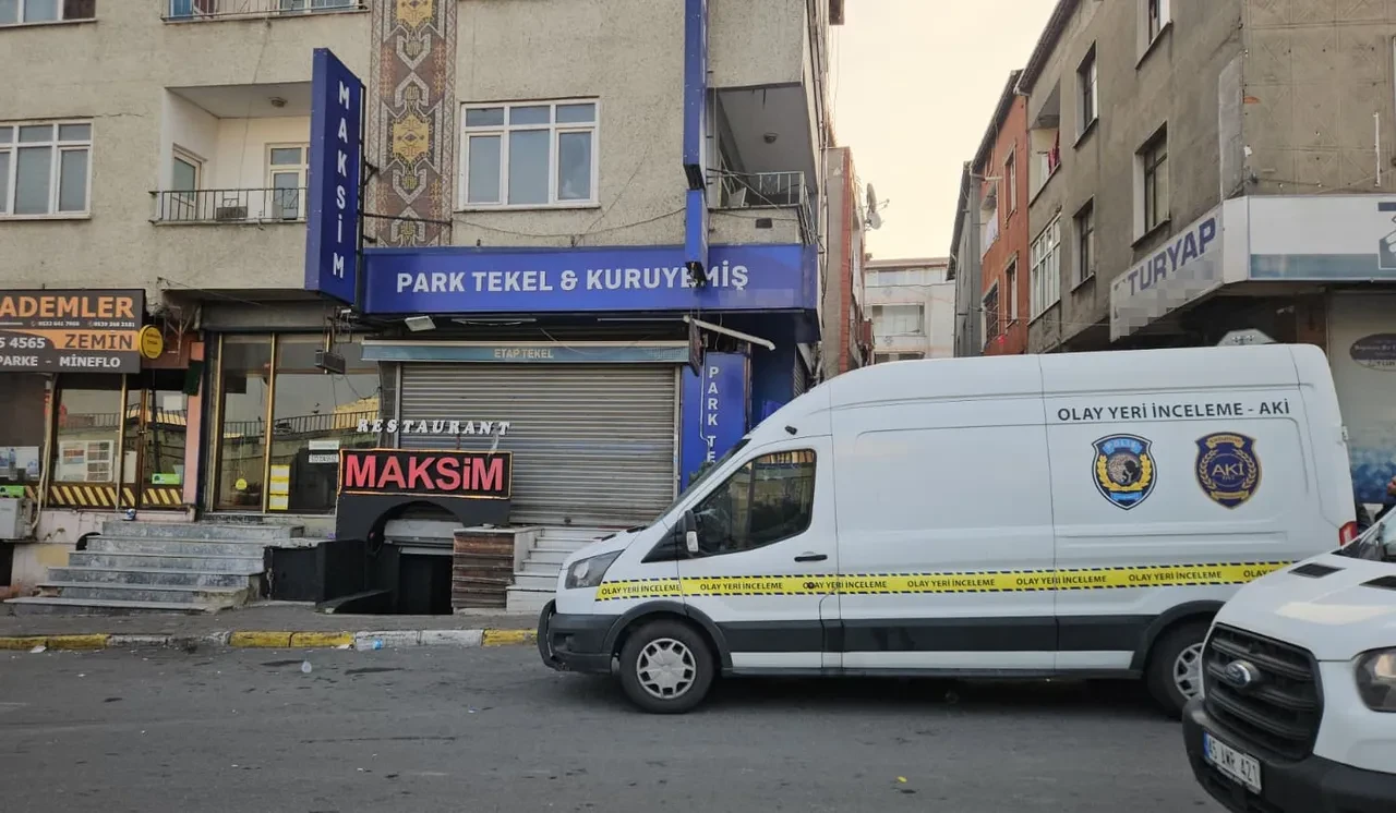 İstanbul'da gece yarısı dehşet: Müzikholdeki çatışmada 1'i polis, 2 kişi hayatını kaybetti