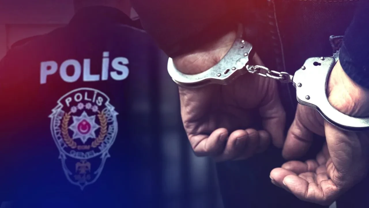 İzmir’de 155 milyonluk vurgun yapan dolandırıcılara operasyon: Yurt dışına kaçan patronlar havalimanında enselendi