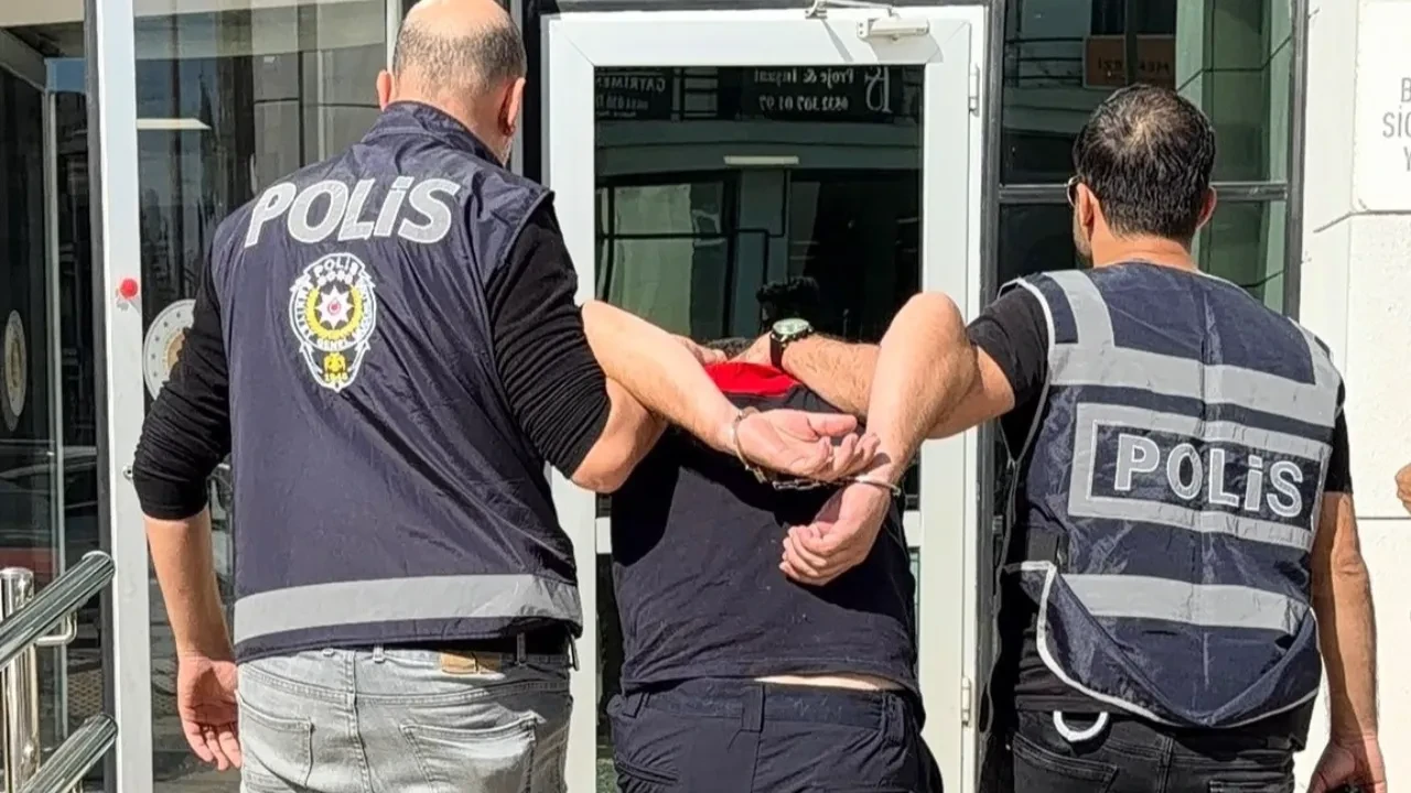 İzmir’de dehşet! İtfaiyeci, eski sevgilisinin evini ateşe verdi: Genç kadın tedavi altında