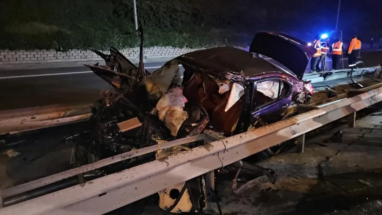 Kağıthane'de otomobil taksiye çarptı: 1 ölü, 2 yaralı