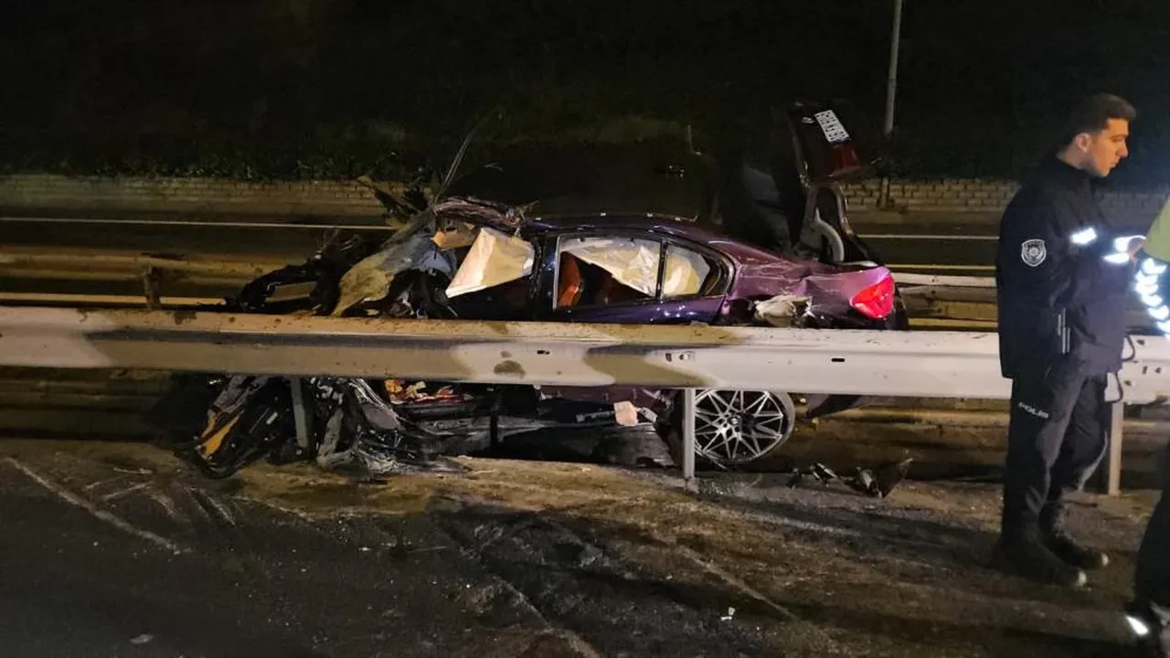 Kağıthane'de otomobil taksiye çarptı: 1 ölü, 2 yaralı