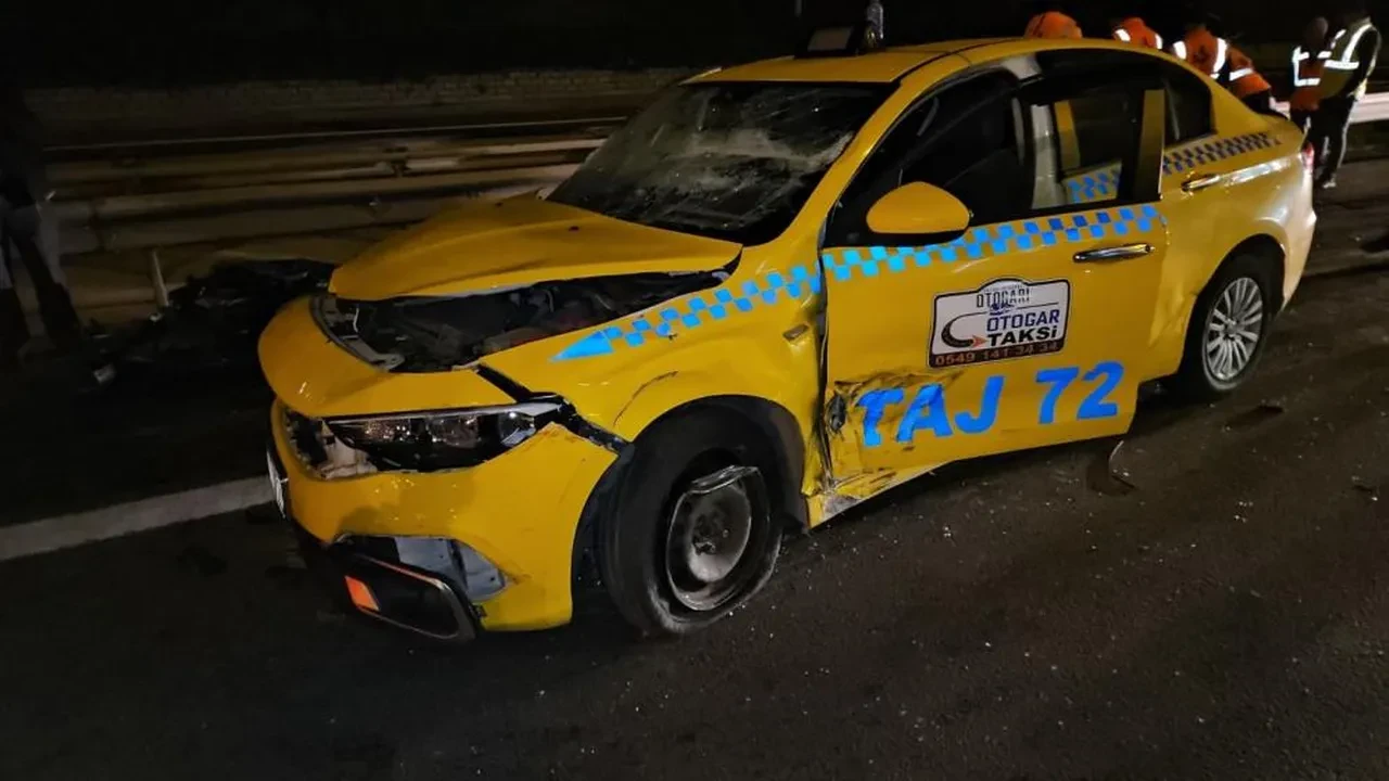 Kağıthane'de otomobil taksiye çarptı: 1 ölü, 2 yaralı