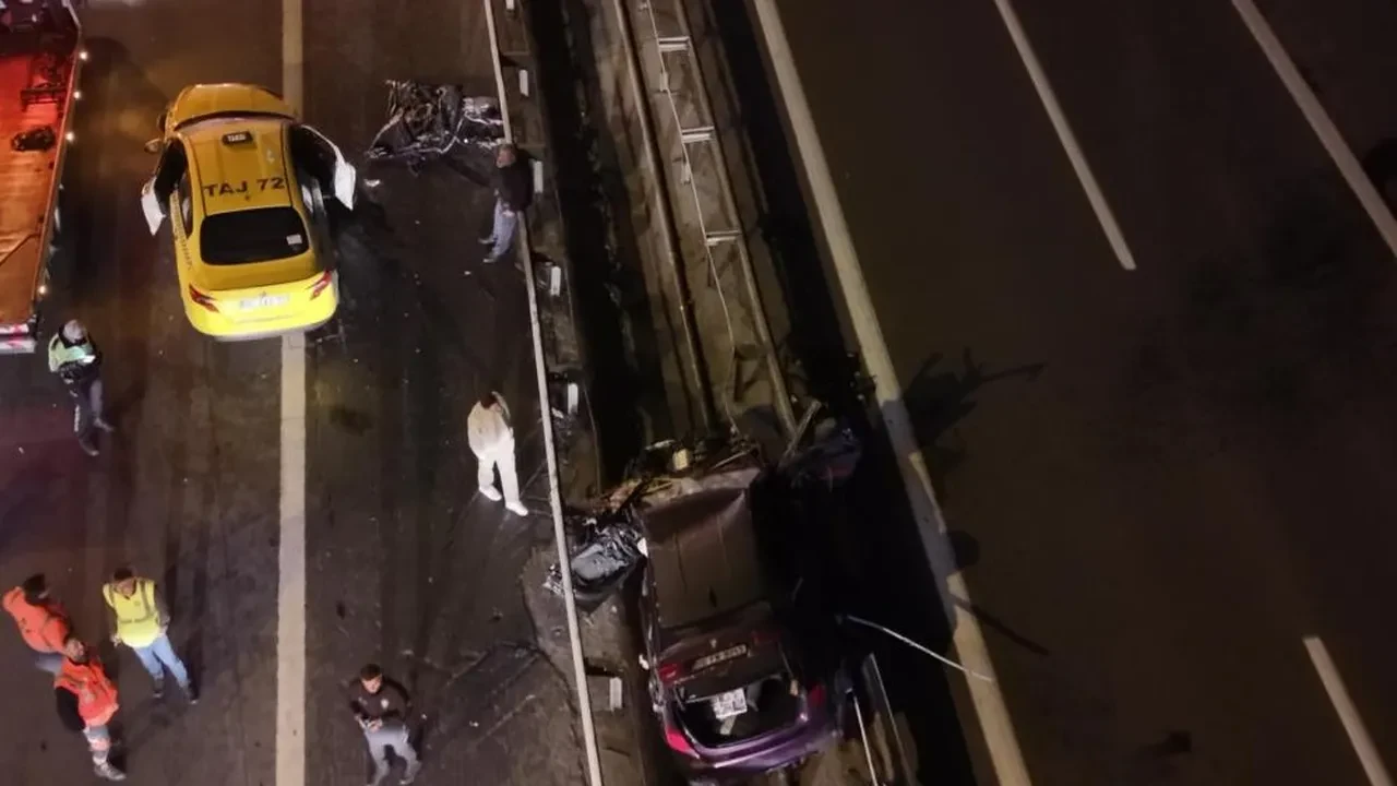 Kağıthane'de otomobil taksiye çarptı: 1 ölü, 2 yaralı