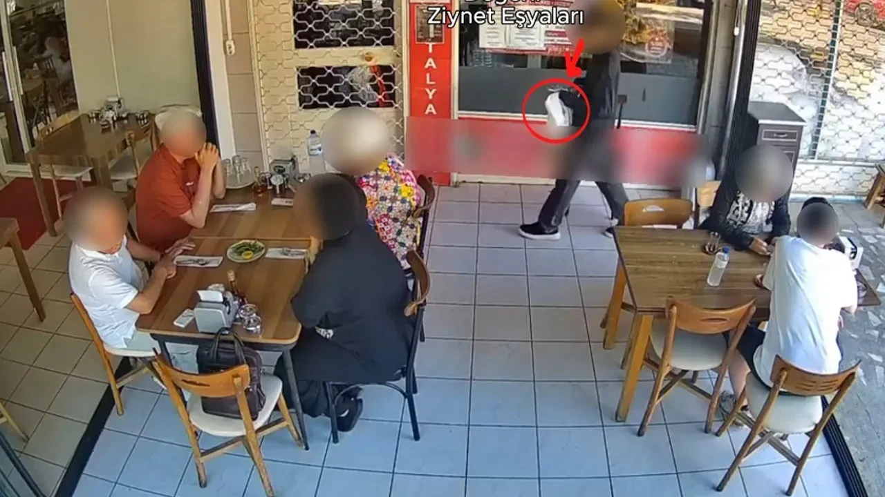 Kendisini polis olarak tanıtan dolandırıcıya elden 2 milyon lira verdi: Vurgun anları ortaya çıktı