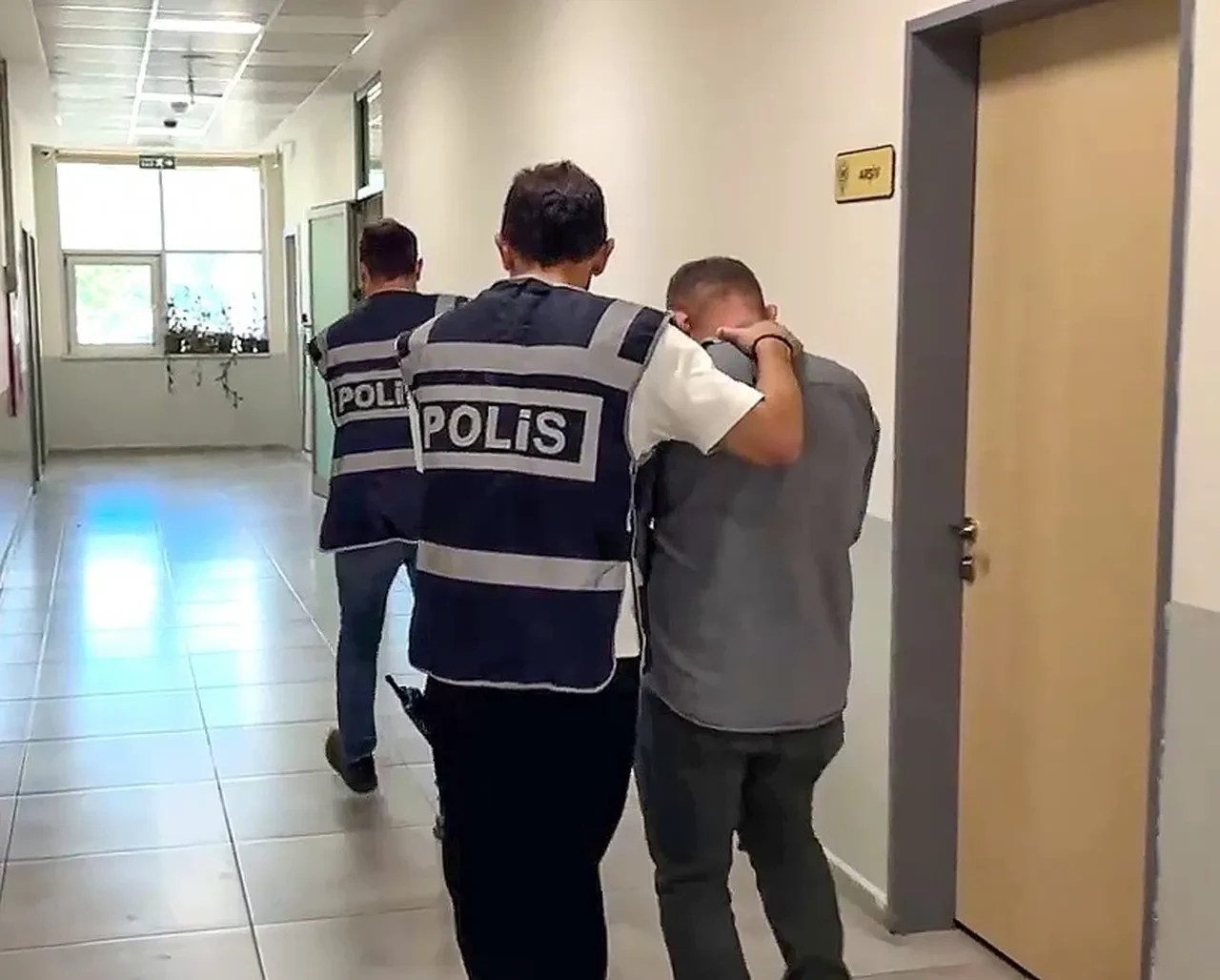 Kendisini polis olarak tanıtan dolandırıcıya elden 2 milyon lira verdi: Vurgun anları ortaya çıktı