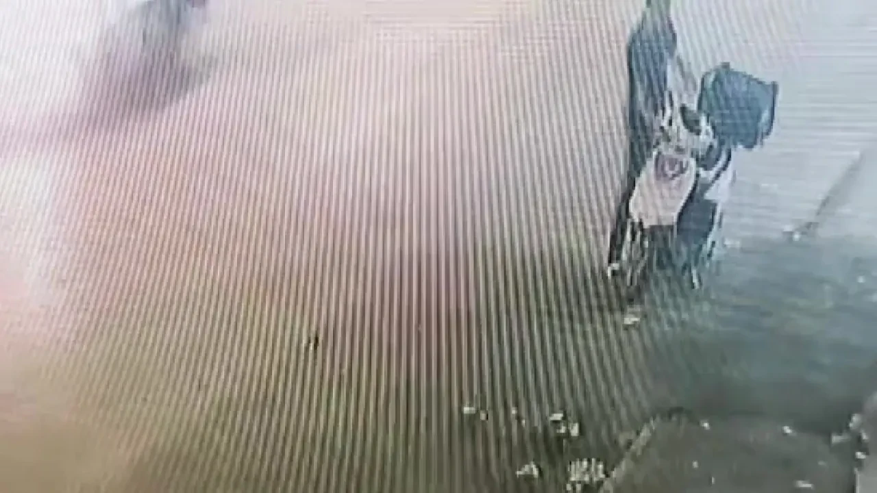 Kuryenin motorunu çaldı, savunması pes dedirtti