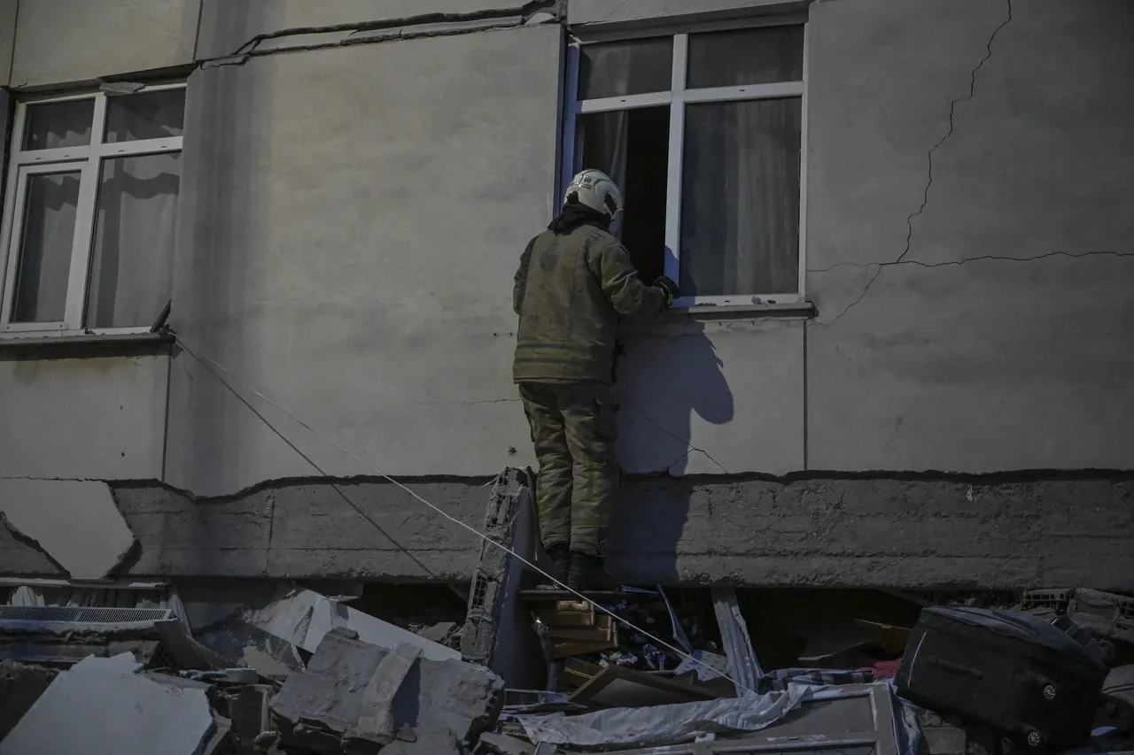 Maltepe'de bina çöktü: Enkaz altında kaç kişi var? Bina neden çöktü?
