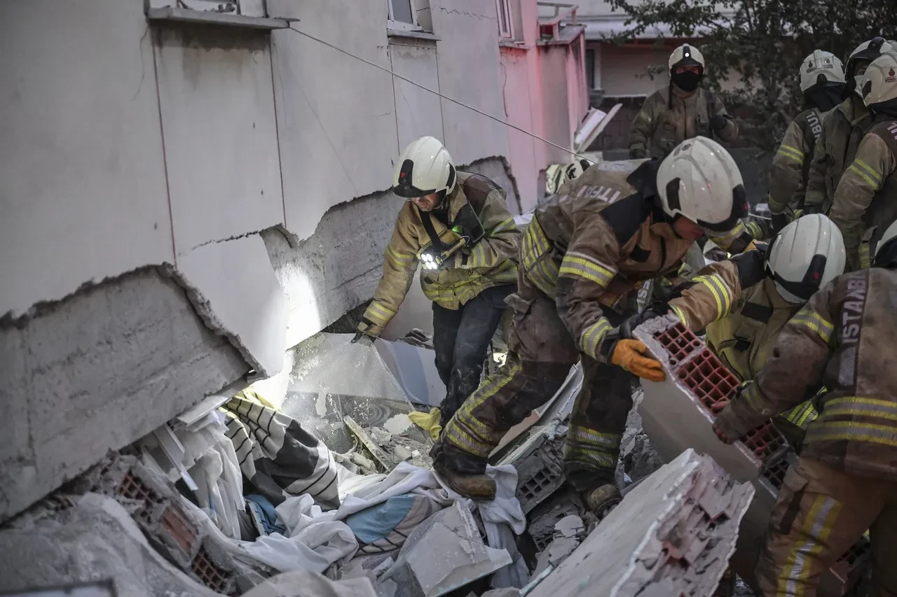 Maltepe'de bina çöktü: Enkaz altında kaç kişi var? Bina neden çöktü?