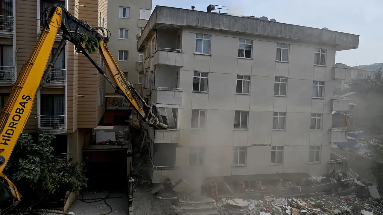 Maltepe'de çöken bina hangi mahallede, nerede? Son durum: Göçük altında kalan var mı?