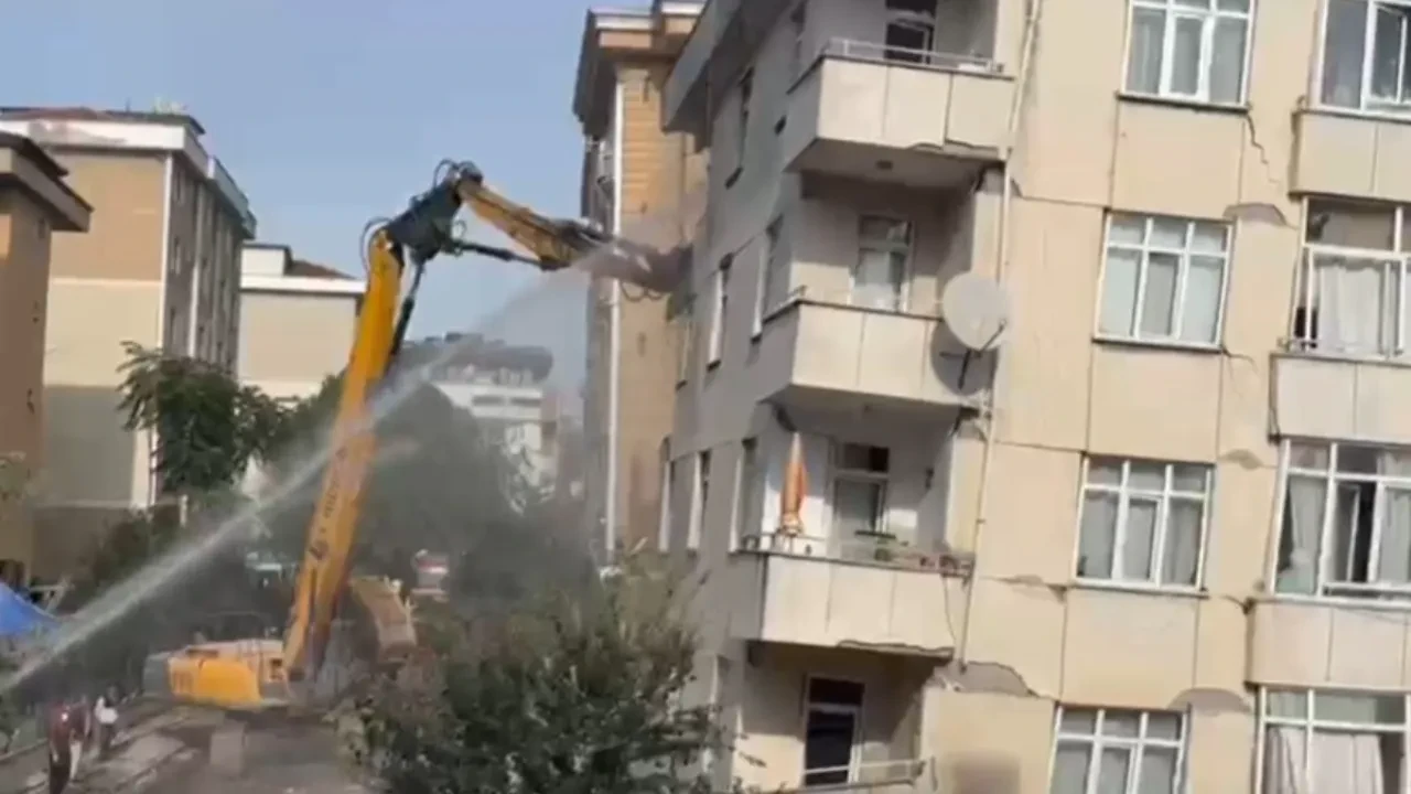 Maltepe'de çökme meydana gelen binanın kontrollü yıkımına başlandı