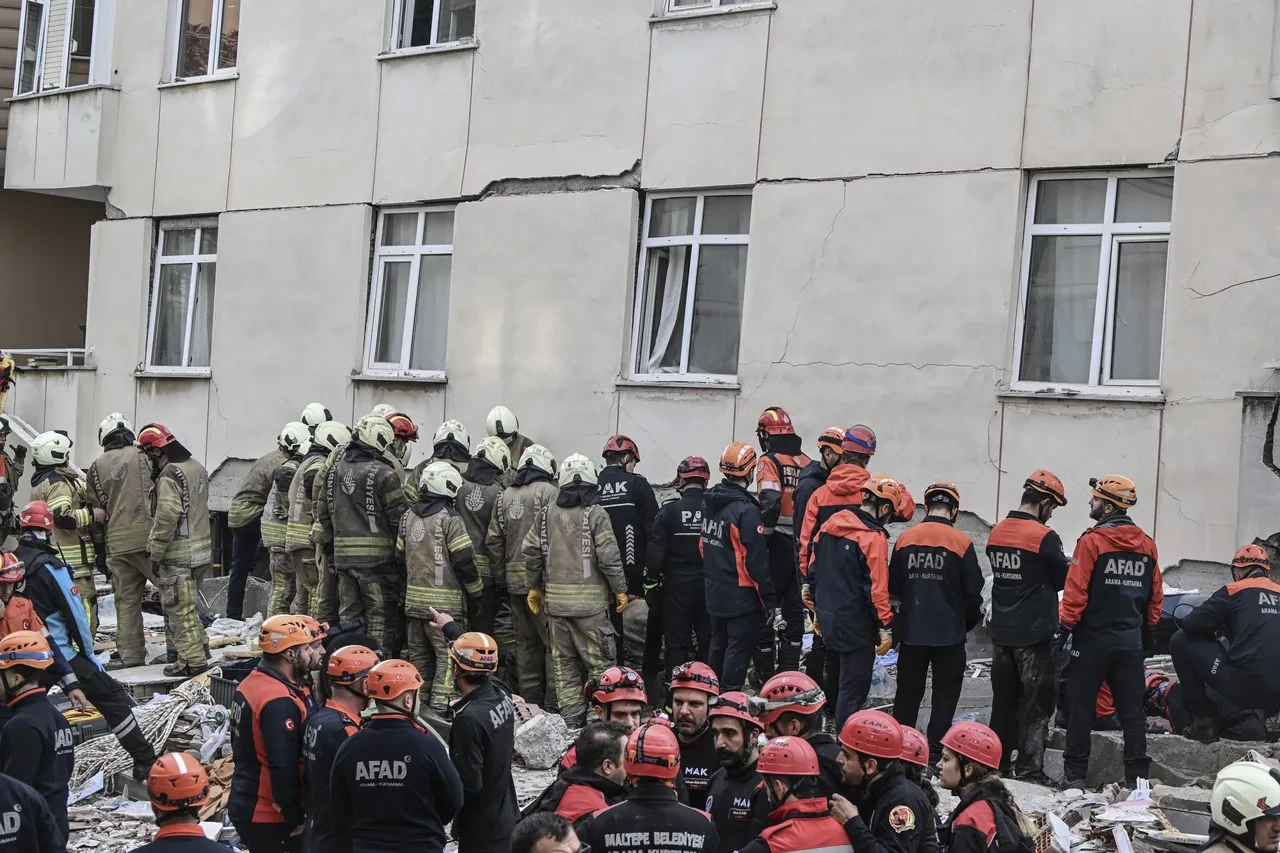 Maltepe'de çökme yaşanan binayla ilgili korkunç detay: "Çatır çatır ses duyuluyordu"