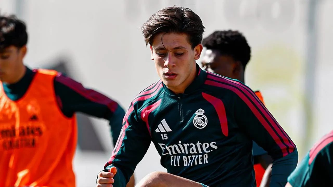 Real Madrid'de Arda Güler ödülünü aldı! "Kendimi çok önemli hissediyorum"