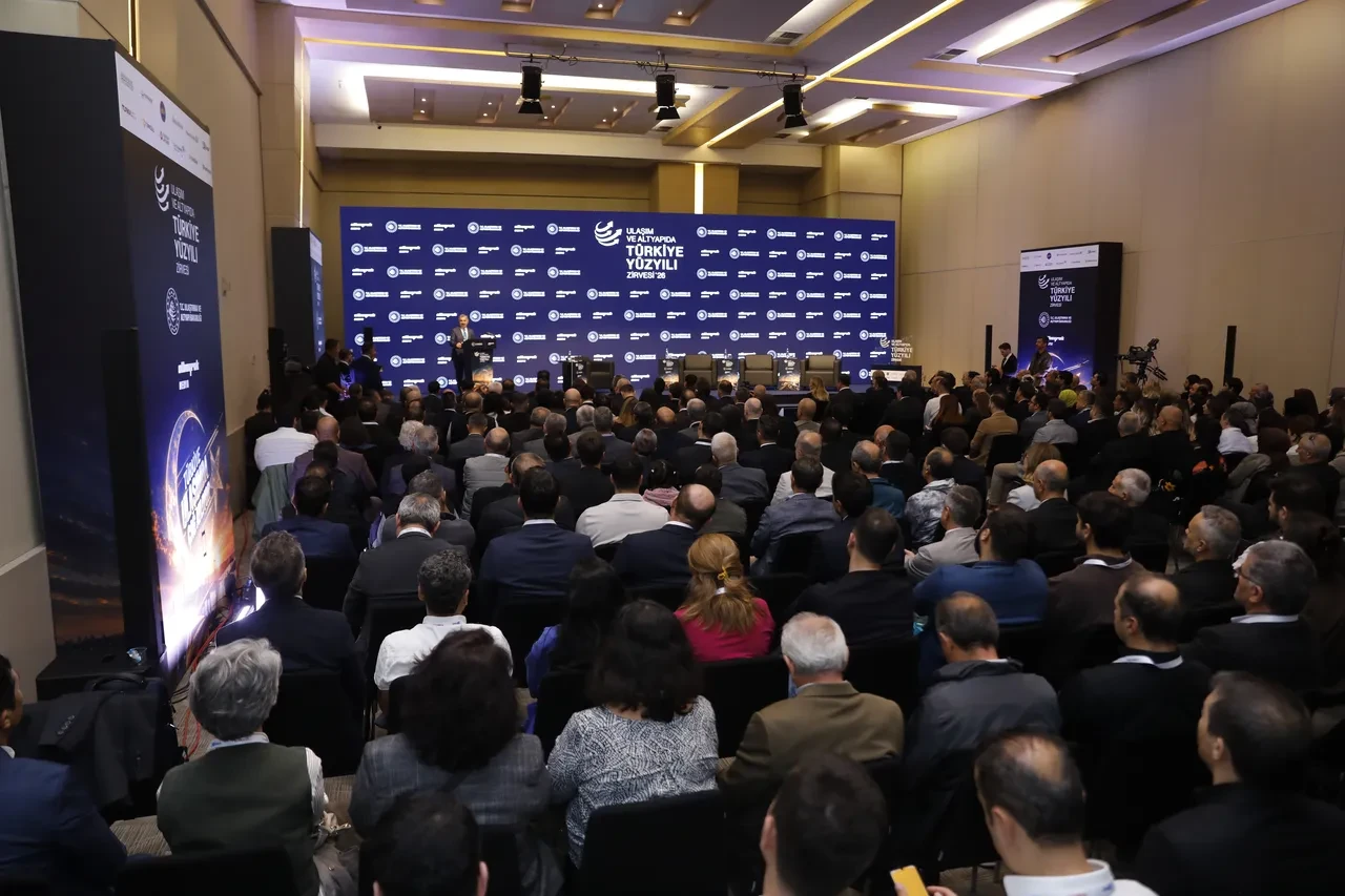 Ulaşım ve Altyapıda Türkiye Yüzyılı Zirvesi İstanbul'da gerçekleştirildi