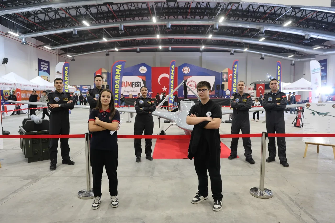 Bayraktar TB2'yi gören ortaokul öğrencisi duygularına hakim olamadı