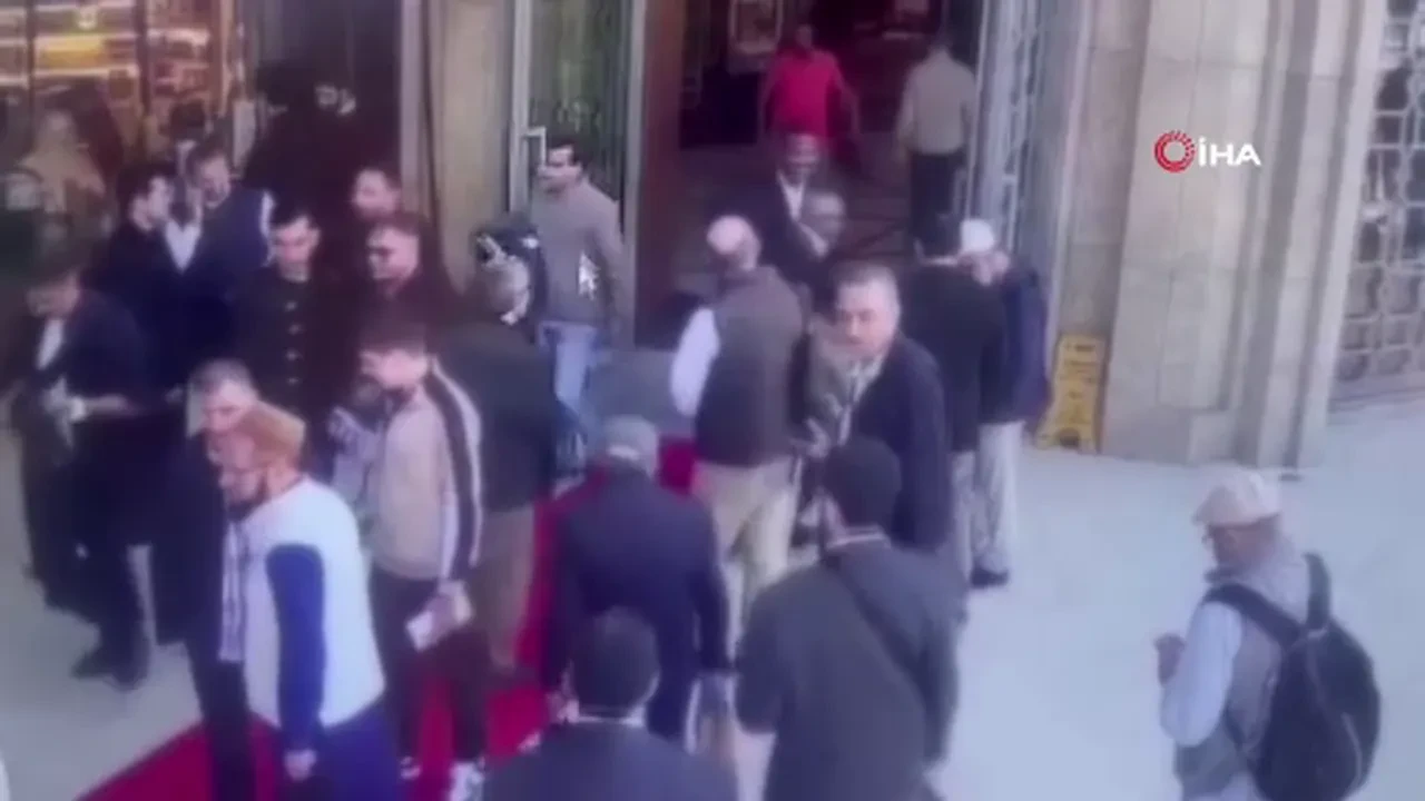 Beyoğlu'nda camide içi euro ve dolar dolu çanta çalındı! 620 dakikalık kayıtlar hırsızı ele verdi