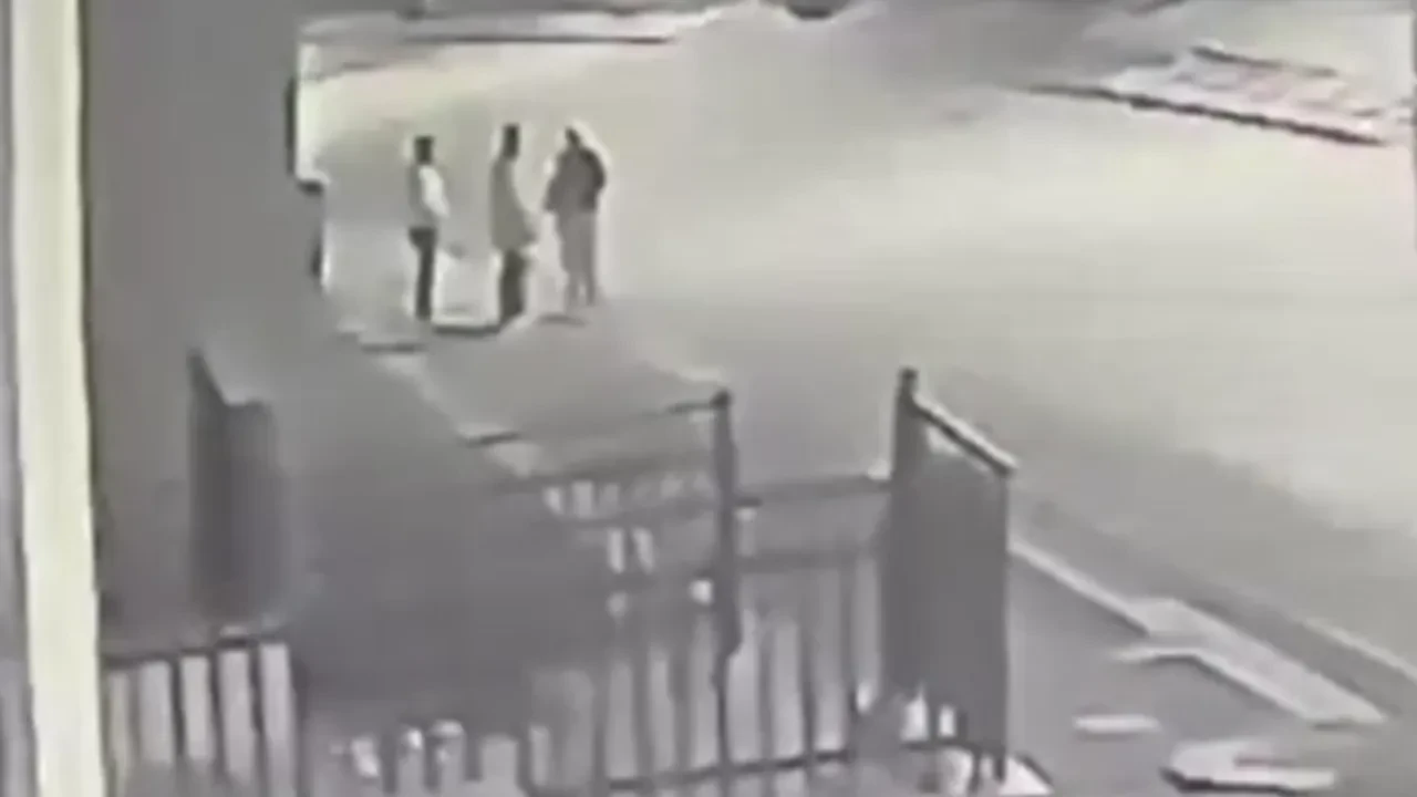 Bir kadın, 2 kadın tarafından yol ortasında darp edildi: Olayın sebebini anlattı