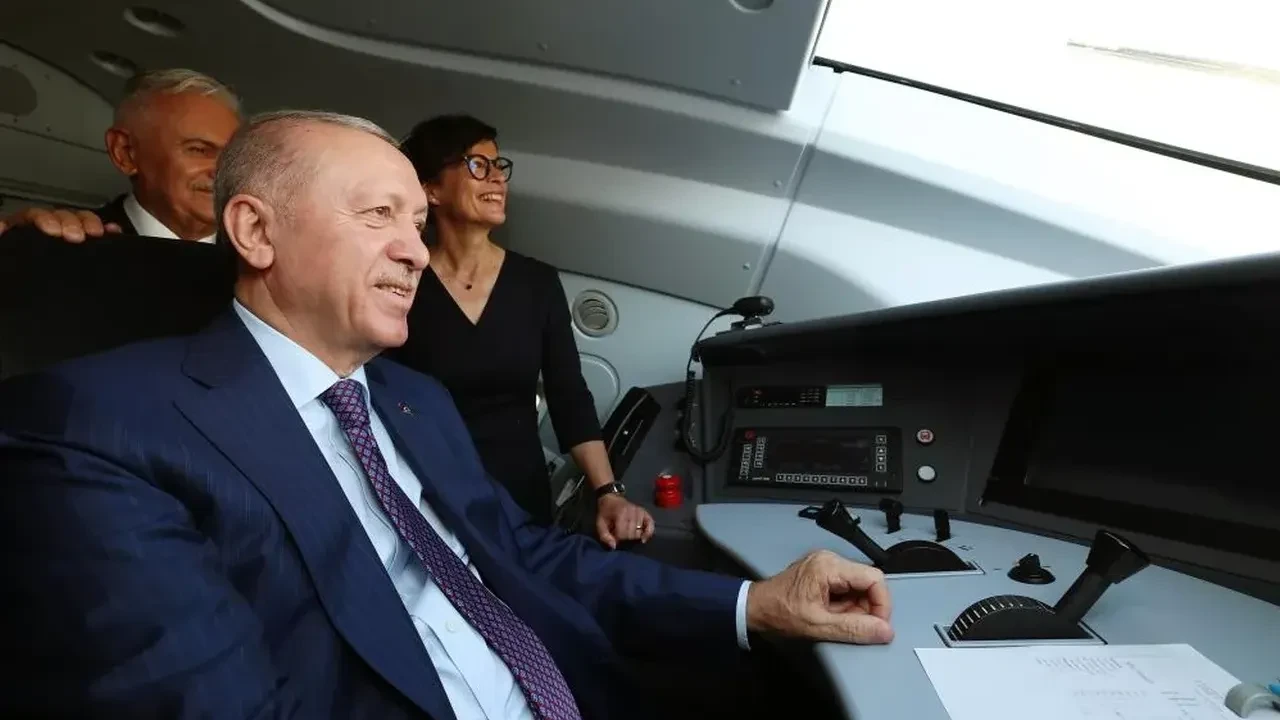 Cumhurbaşkanı Erdoğan hızlı tren kumandasında: Gülümseten 