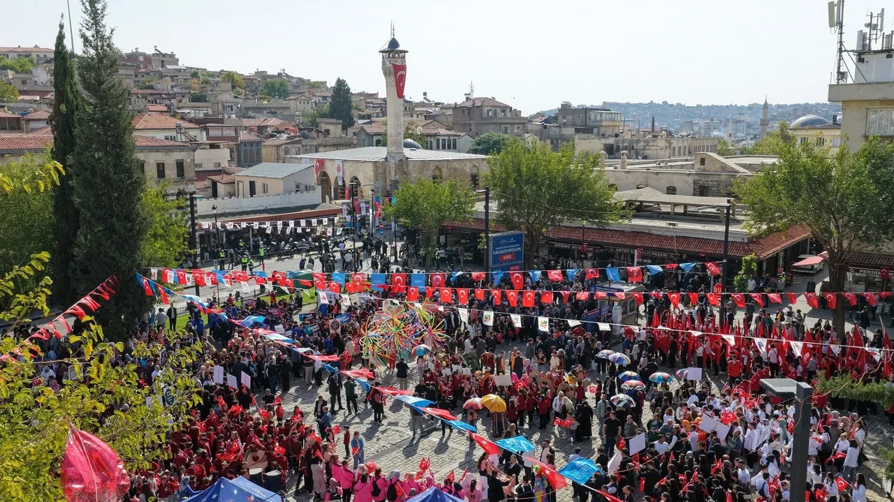 Gastroantep, renkli kortej ile başladı: Festivalin tüm renkleri tarihi sokaklarda dolaştı