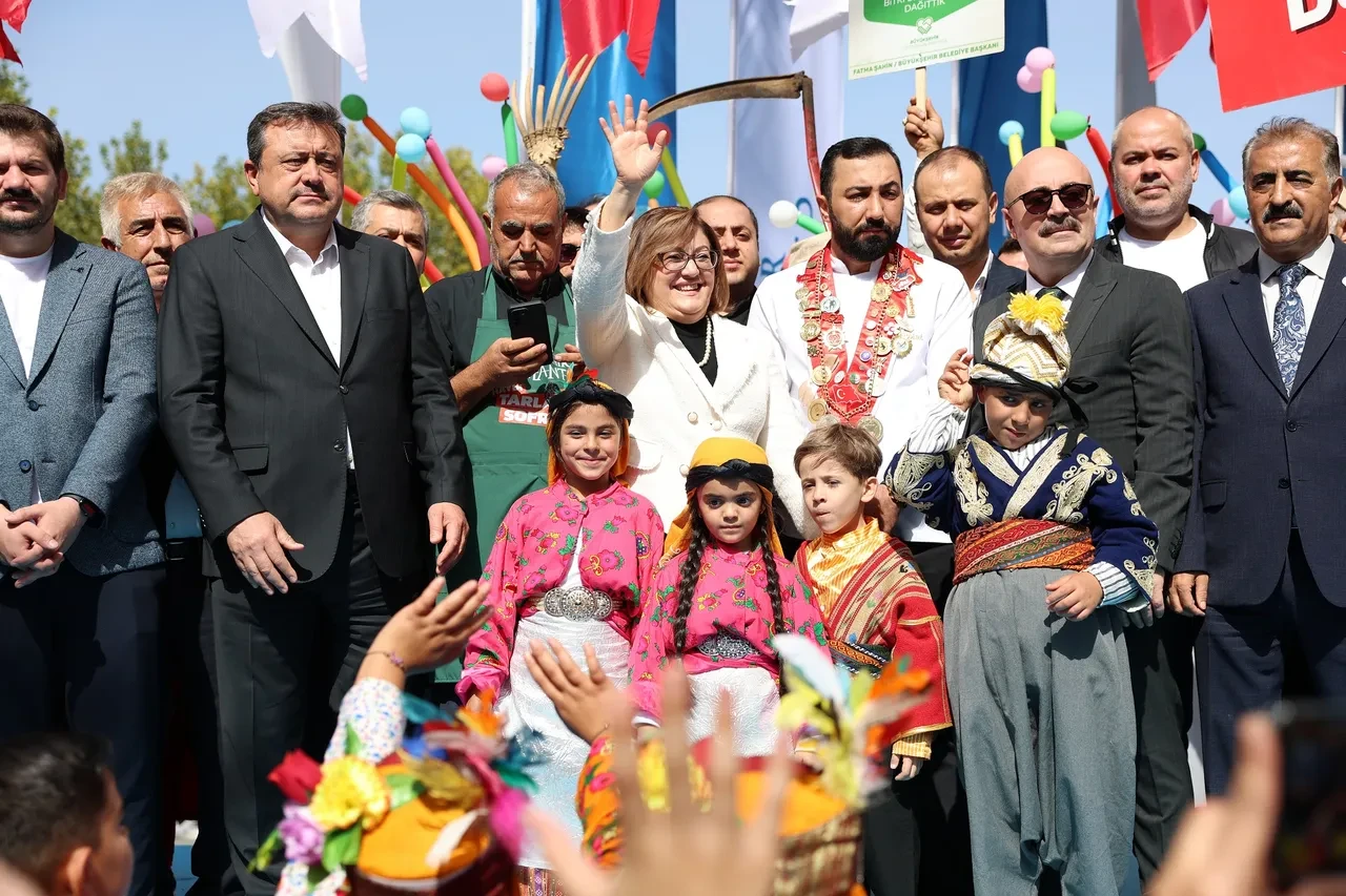 Gastroantep, renkli kortej ile başladı: Festivalin tüm renkleri tarihi sokaklarda dolaştı