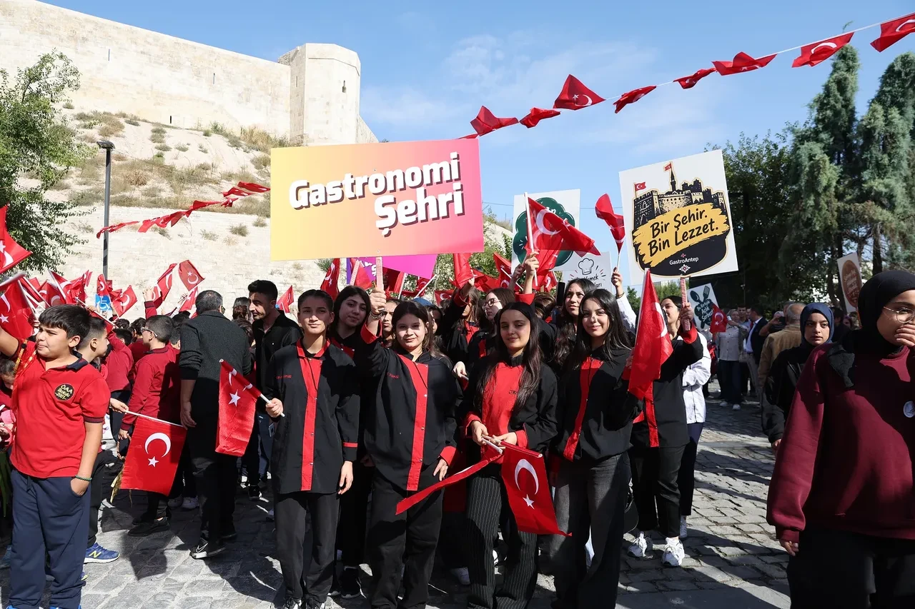 Gastroantep, renkli kortej ile başladı: Festivalin tüm renkleri tarihi sokaklarda dolaştı