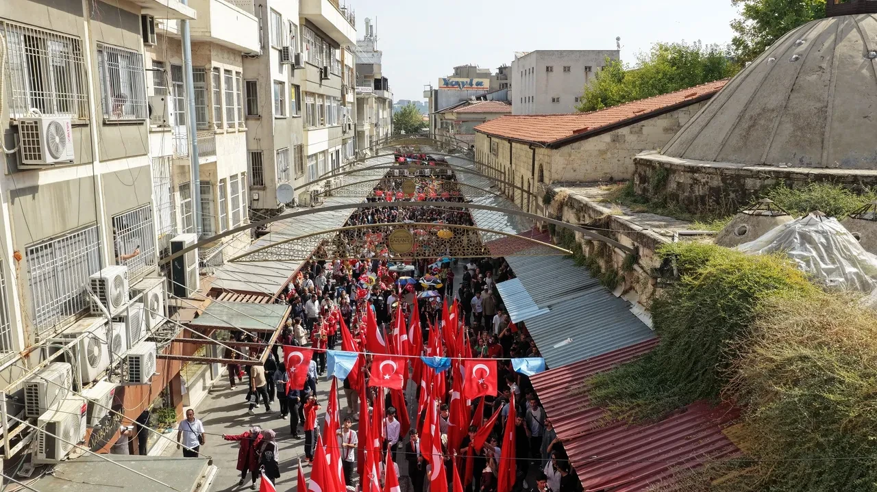 Gastroantep, renkli kortej ile başladı: Festivalin tüm renkleri tarihi sokaklarda dolaştı