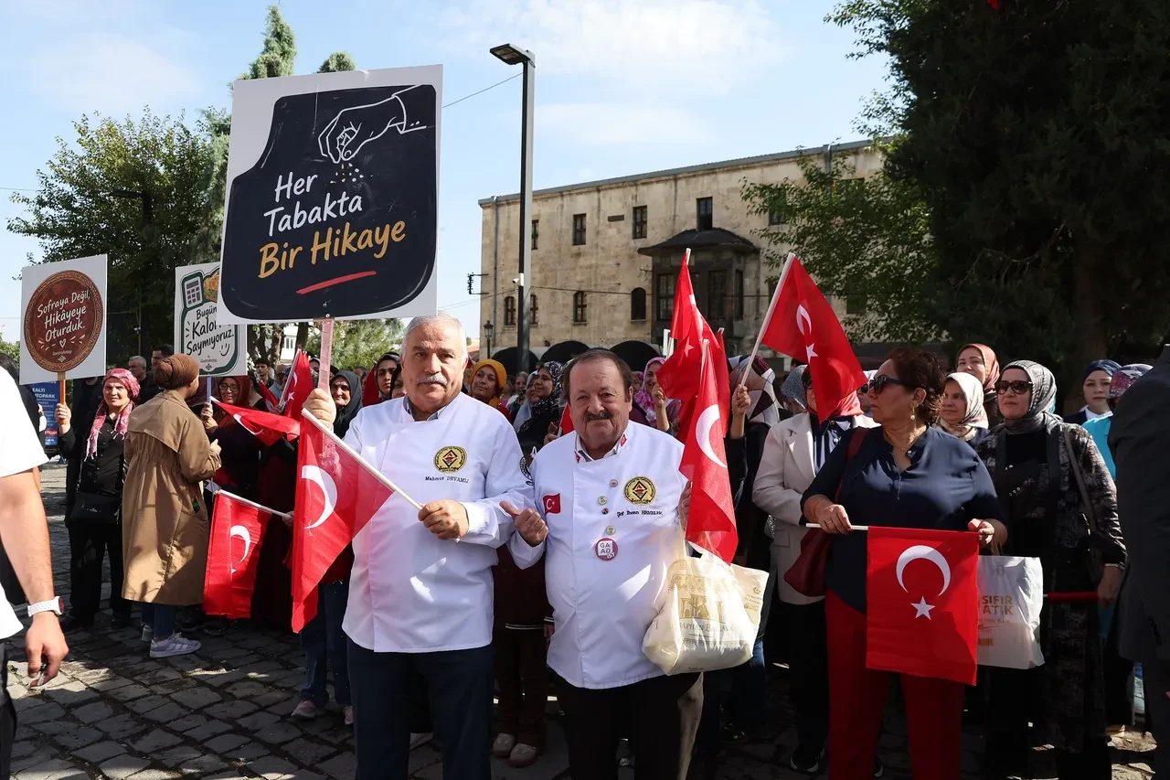 Gastroantep, renkli kortej ile başladı: Festivalin tüm renkleri tarihi sokaklarda dolaştı