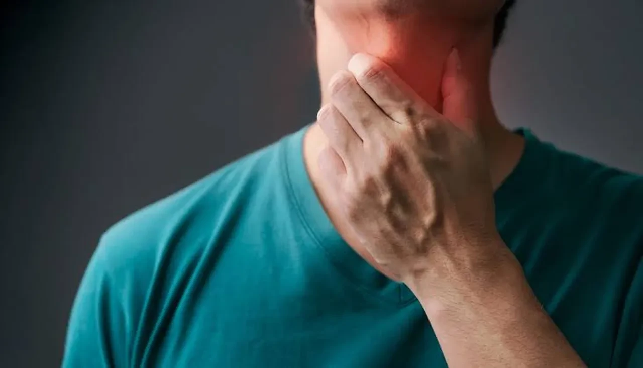 Uzman isim 'mide reflüsüyle aynı değil' diyerek uyardı: Bu belirtileri atlamayın, sesinizden olabilirsiniz
