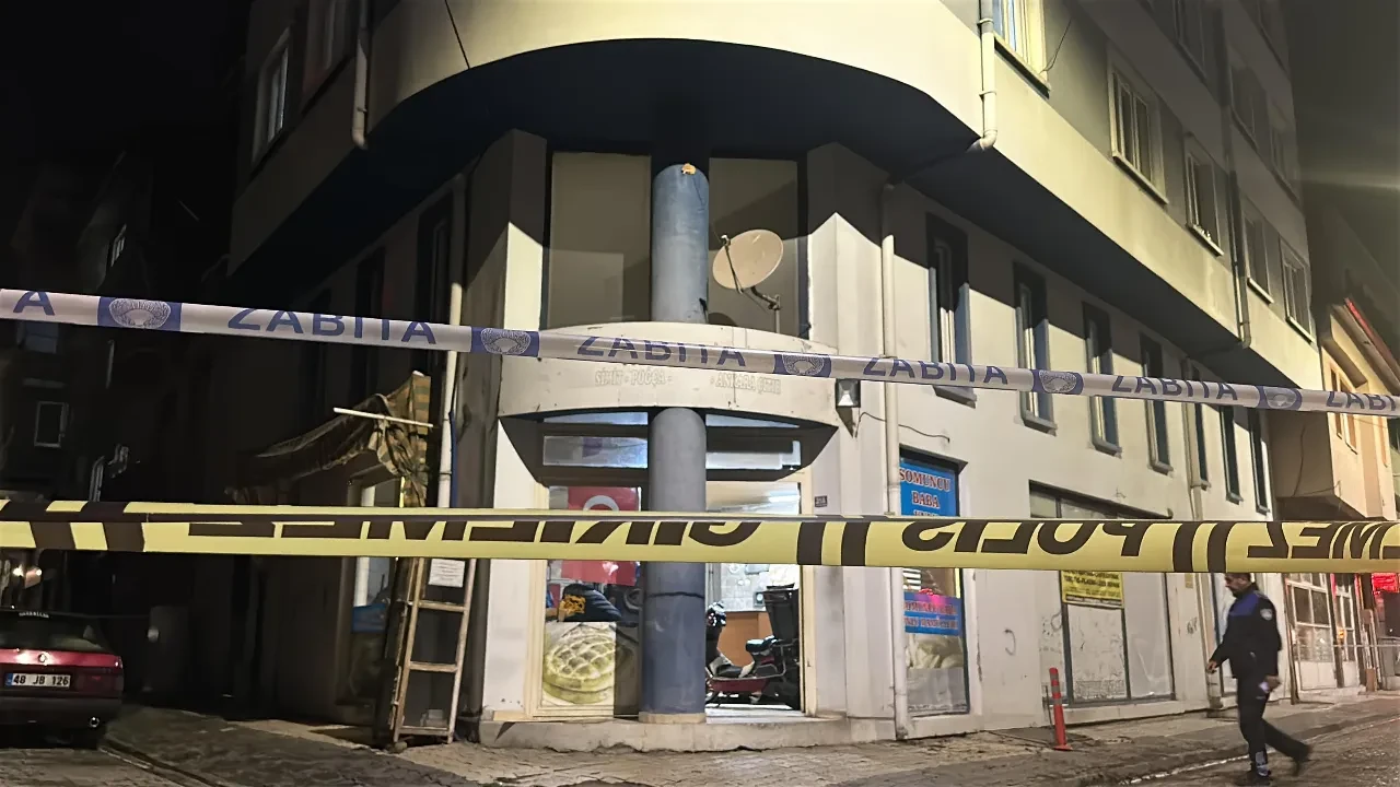 Duvarlar çatladı, fayanslar döküldü: 4 katlı bina tahliye edildi