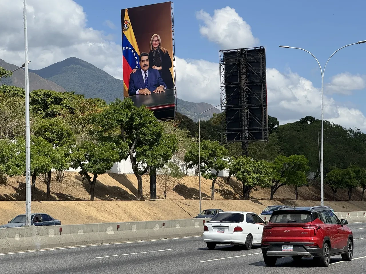 ABD'nin alıkoyduğu Venezuela'nın devrik lideri Maduro ve eşi için çağrı 