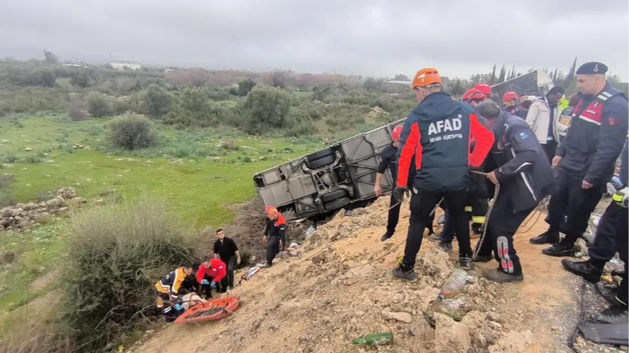 Antalya'da feci kaza! Yolcu otobüsü şarampole uçtu: Ölü ve yaralılar var