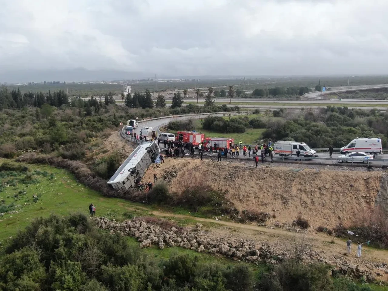 Antalya'da feci kaza! Yolcu otobüsü şarampole uçtu: Ölü ve yaralılar var