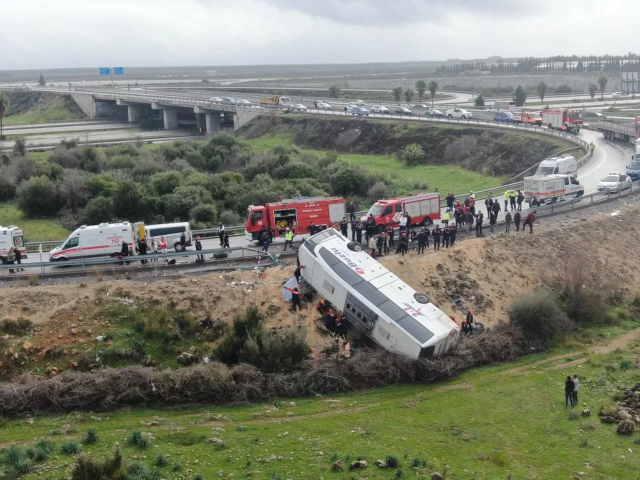 Antalya'da feci kaza! Yolcu otobüsü şarampole uçtu: Ölü ve yaralılar var