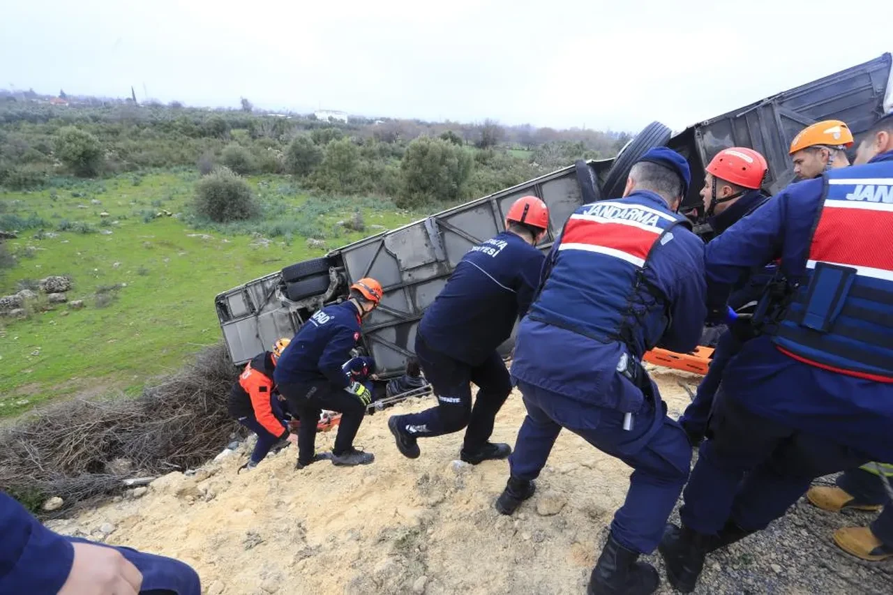 Antalya'daki otobüs kazasında yolculardan biri dehşet anları anlattı: Önce sürüklendi, sonra bariyere saplandı