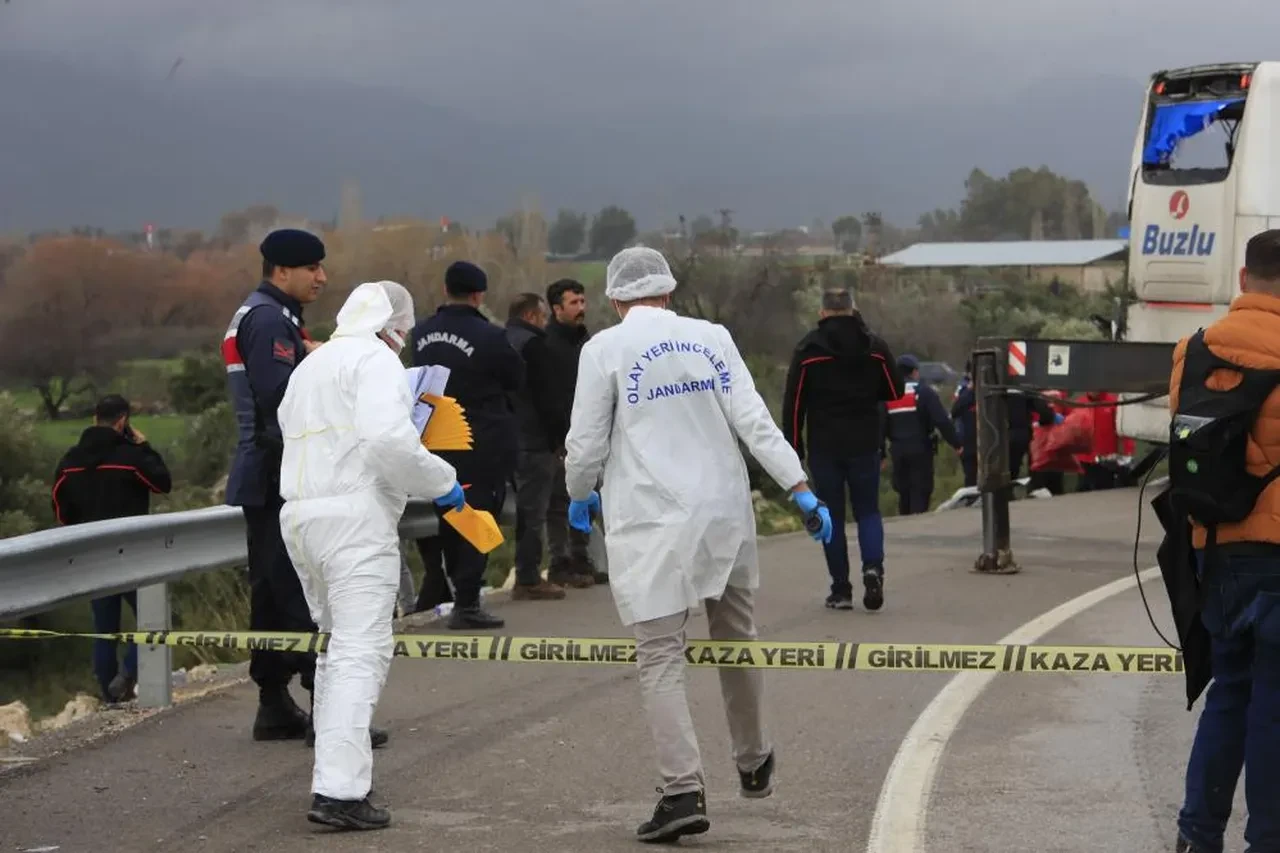 Antalya'daki otobüs kazasında yolculardan biri dehşet anları anlattı: Önce sürüklendi, sonra bariyere saplandı